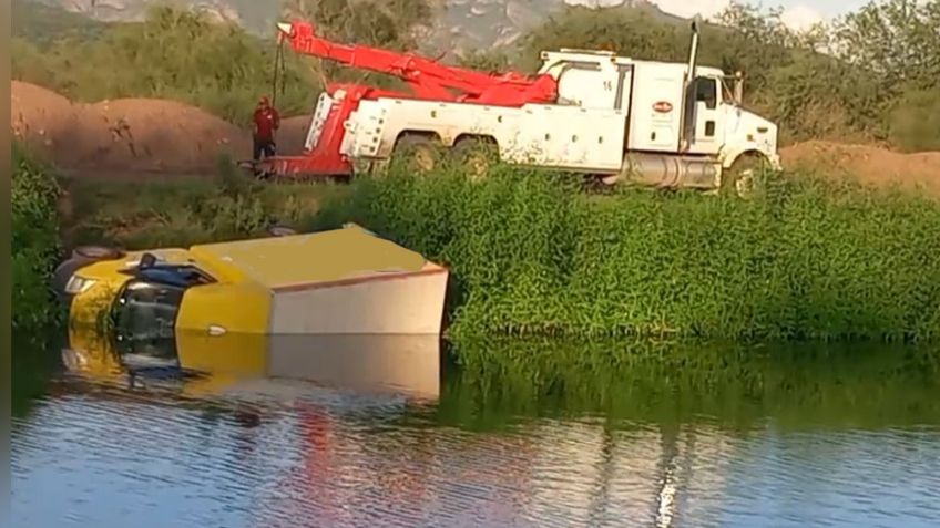 Aparatoso accidente: Vehículo repartidor de frituras cae a las aguas del Canal Alto en Cajeme