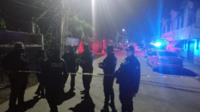 Sujetos acorralan y asesinan a taxista; los pasajeros sufrieron heridas