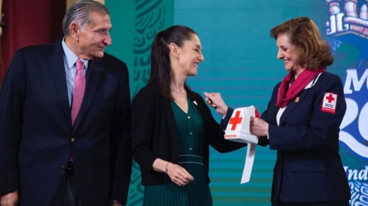 Sheinbaum se queda sin dinero para colecta de Cruz Roja; pide prestado