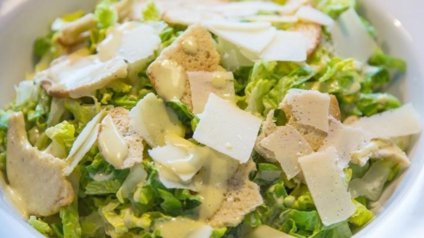 ¿Quieres comenzar una vida 'fitness'? Lógralo con esta deliciosa ensalada César de pollo