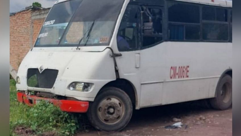 En presencia de pasajeros, sicarios asesinan a balazos a un hombre dentro de un camión