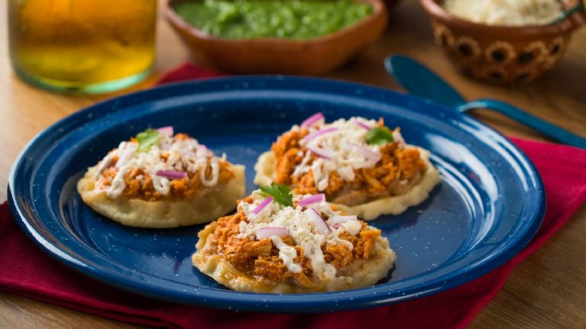 ¡Viva México! Festeja el Día de la Independencia con estos ricos sopes de pollo para principiantes