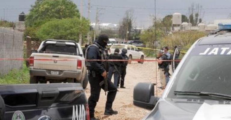 Autoridades arriban a la zona del crimen