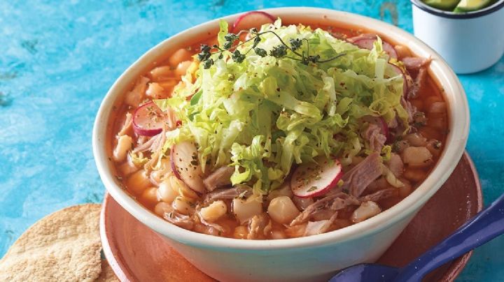 ¡Delicioso y tradicional! Festeja el próximo 16 de septiembre con este rico pozole rojo de puerco