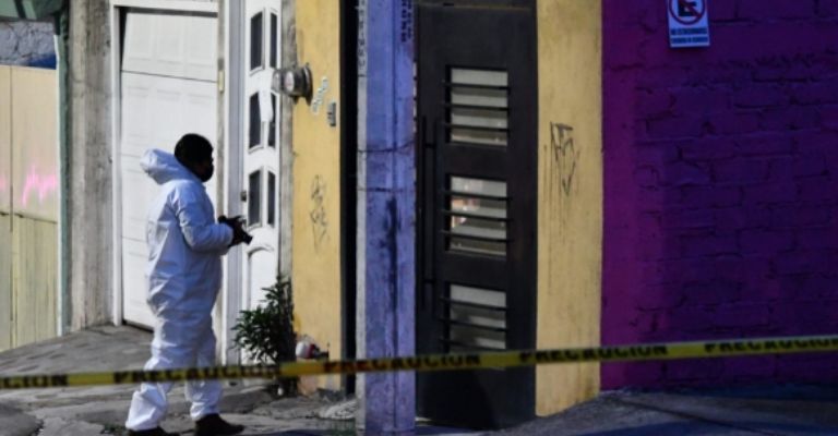 Peritos de la Fiscalía trabajando