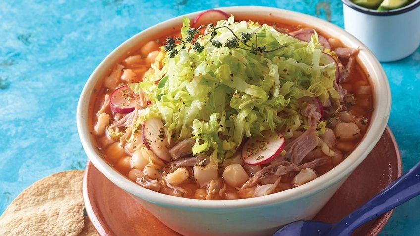 ¡Delicioso y tradicional! Festeja el próximo 16 de septiembre con este rico pozole rojo de puerco