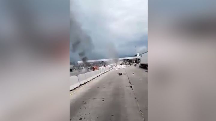VIDEO: Sobre la México-Puebla, tráiler pierde el control y se impacta contra caseta