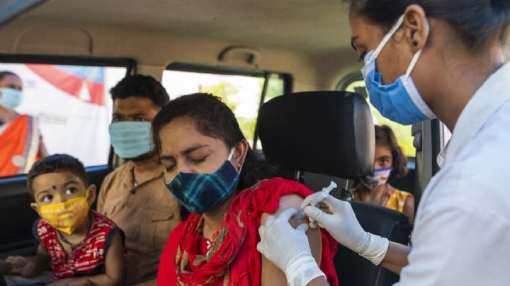 Covid-19: Por alza en casos de Ómicron, India comienza la aplicación de la tercera dosis