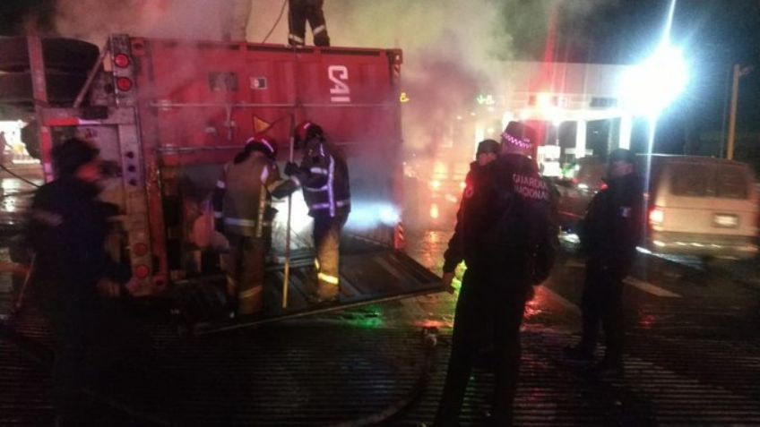 Trailer se impacta en la México-Puebla; cabina se incendia y termina calcinada