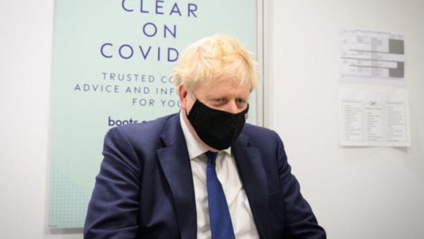 ¿Y el confinamiento? Salen a la luz más fiestas clandestinas de Boris Johnson