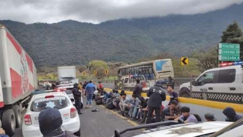 Brutal accidente: Pierde el control y colisiona en autopista; ocultaba a más de 30 migrantes