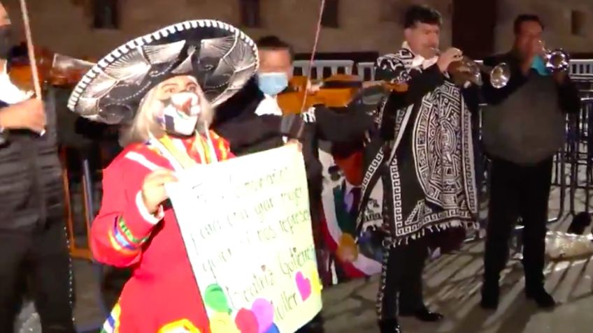 Simpatizantes llevan mariachi a Palacio Nacional; fueron para AMLO y su esposa