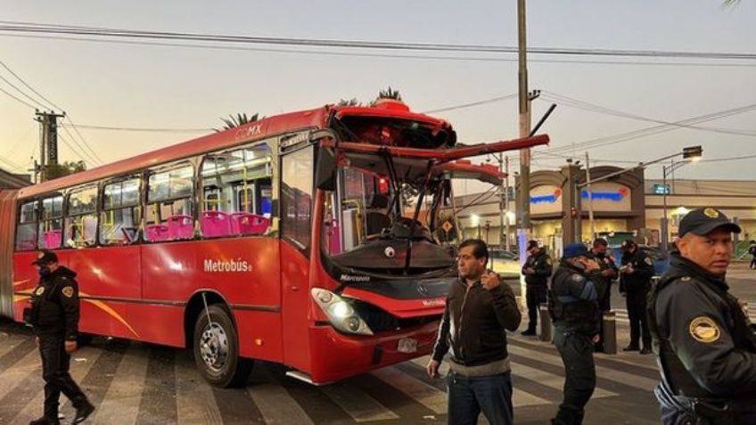 Metrobús choca contra camión de pasajeros; hay 2 lesionados