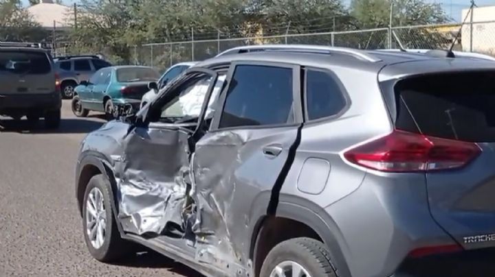 Frente a las instalaciones de la Fiscalía, camioneta y tráiler protagonizan aparatoso choque en Cajeme
