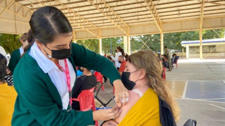 Más de un millón de trabajadores educativos reciben dosis de refuerzo en México