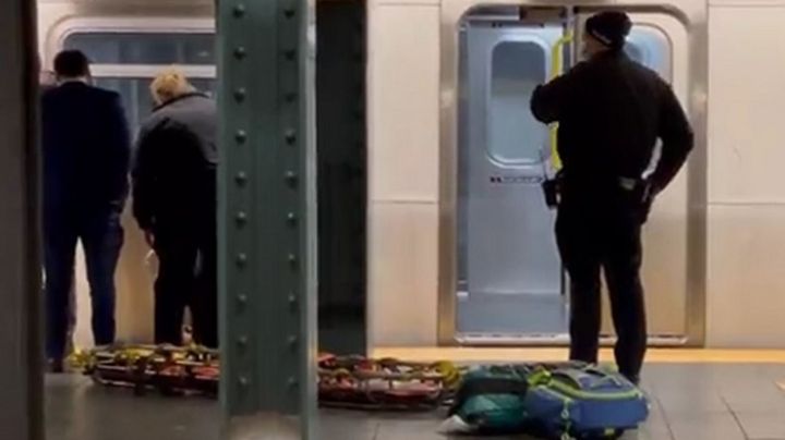 Frente a ciudadanos, mujer muere arrollada por el Metro; un "completo extraño" la empujó