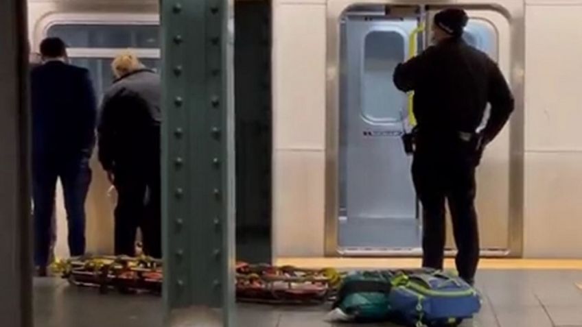 Frente a ciudadanos, mujer muere arrollada por el Metro; un "completo extraño" la empujó