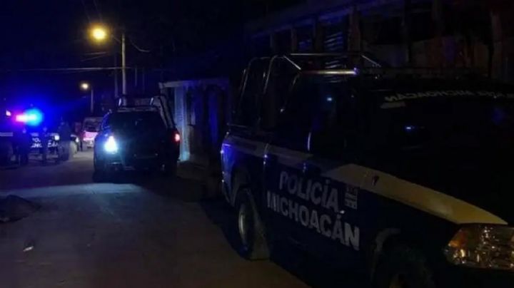 Al interior de una plaza, encuentran a un hombre con varios impactos de bala