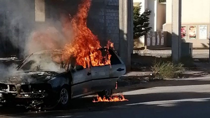 Ciudad Obregón: Falla mecánica provoca incendio en automóvil en fraccionamiento San Rafael