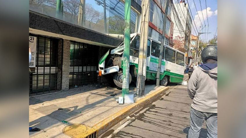 CDMX: Microbús pierde el control y se impacta contra un poste y una casa en GAM; hay 10 heridos