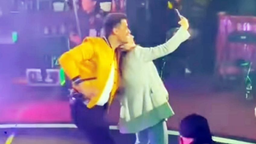 VIDEO: En pleno show, fan de Carlos Rivera logra foto que "no tiene ni Cynthia Rodríguez"