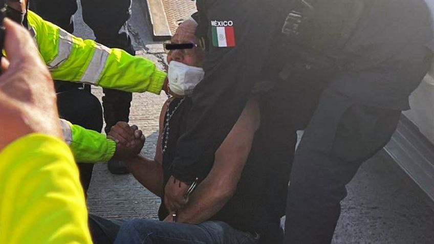 VIDEO: Arrestan a adulto mayor que derribó portón y chocó para saltarse fila de vacunación