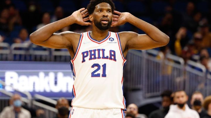 Noche mágica de Embiid; luce imparable y anota 50 puntos en 27 minutos de juego