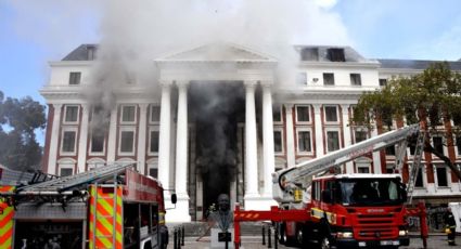 Arde en llamas el Parlamento de Sudáfrica; 70 bomberos trabajan para controlar el fuego