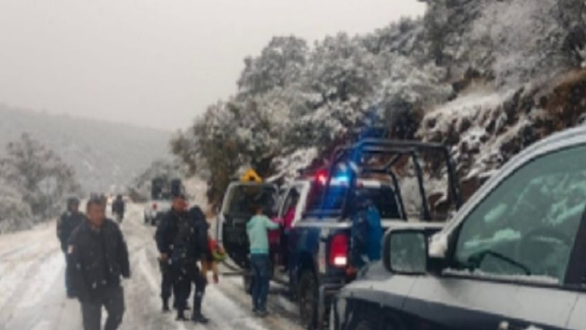 Autoridades se movilizan para rescatar a 40 personas tras nevada en autopista de México