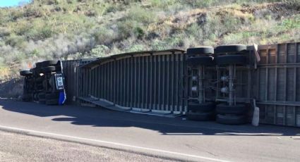 Tras perder control de la unidad, conductor sale ileso de volcamiento en libramiento de Guaymas