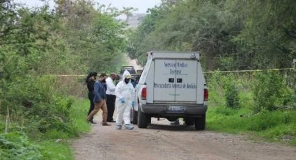 Campesinos encuentran a un hombre muerto tirado en un camino de terracería