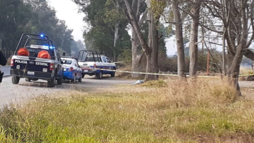 A la orilla de la carretera, localizan un cráneo humano y otros huesos dentro de bolsas