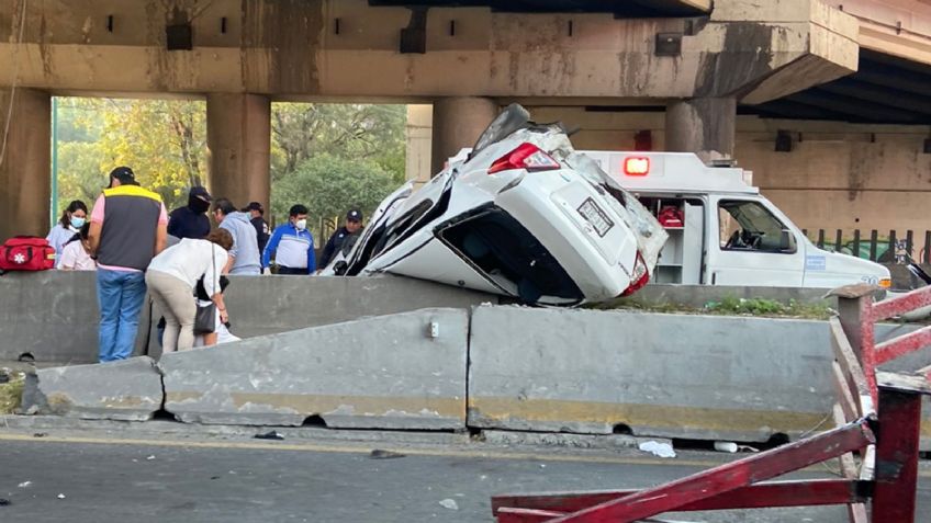 Auto cae de puente vial en el Estado de México; hay cuatro heridos, entre ellos un menor