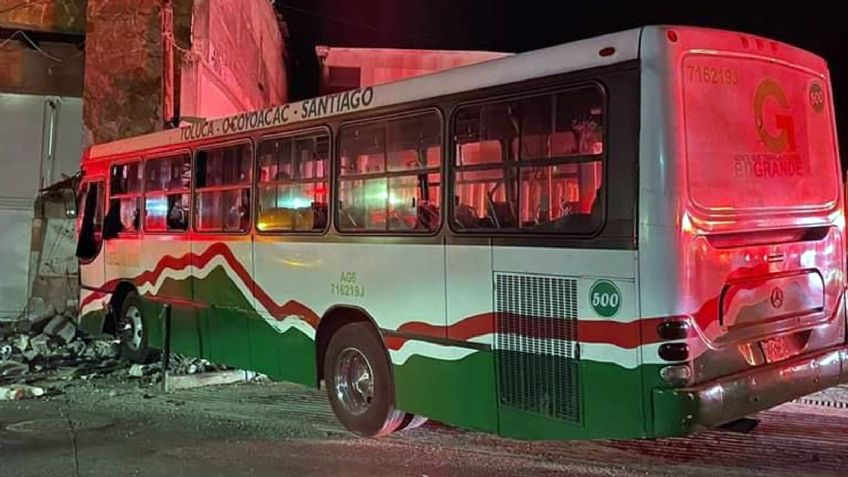 Autobús se queda sin frenos y choca contra poste de luz, autos y muro; hay 12 heridos