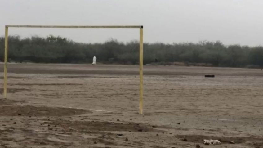 En medio de unas canchas de futbol, localizan dos cuerpos enterrados; estaban putrefactos