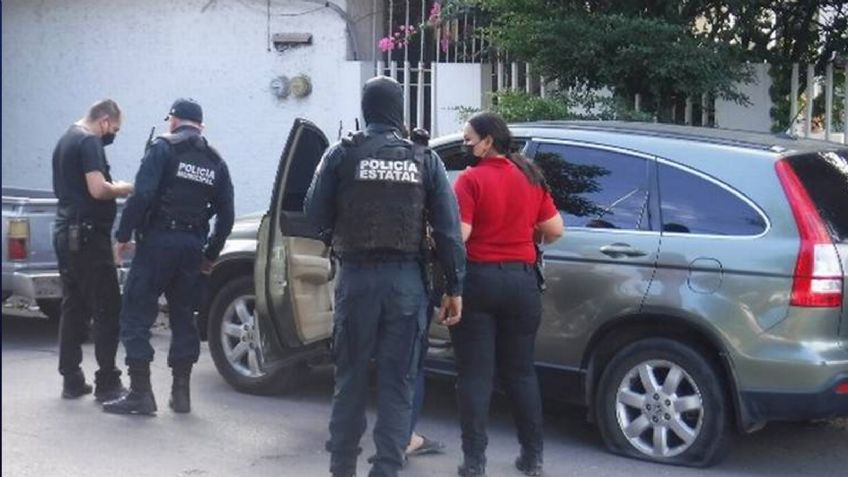 Mujer policía es atacada a balazos al viajar en un automóvil privado por Culiacán