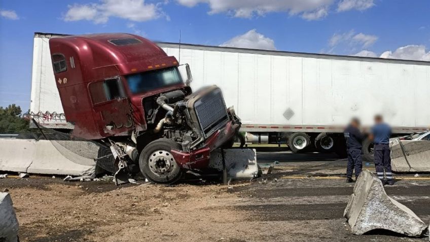 Choca tráiler contra muro y auto en carretera del Estado de México; hay seis heridos