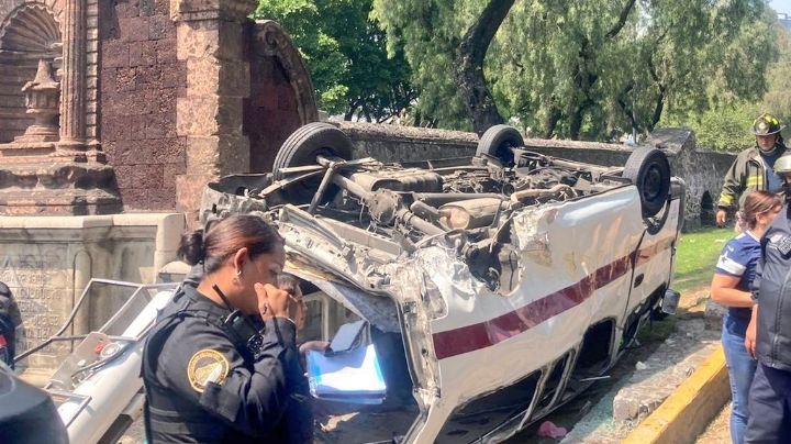 Fuerte Accidente en CDMX: Combi se vuelca sobre Insurgentes Norte y deja 14 heridos