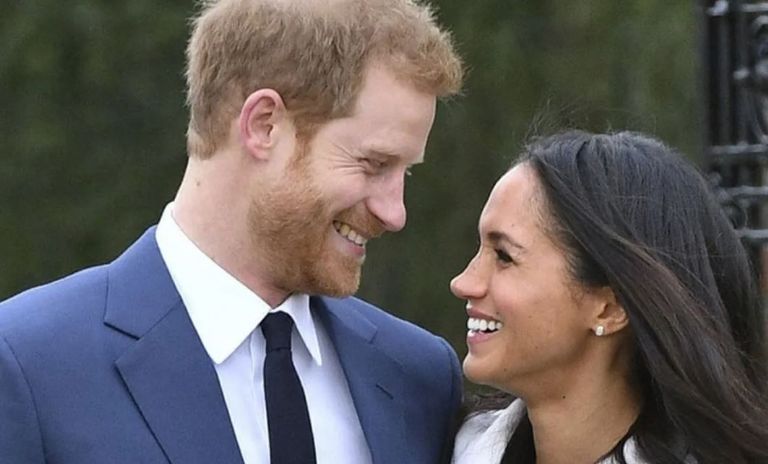 Meghan Markle y Harry Windsor el día en que se comprometieron