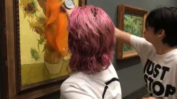 (VIDEO) De no creer: Ecologistas lanzan sopa a una reconocida obra de Van Gogh