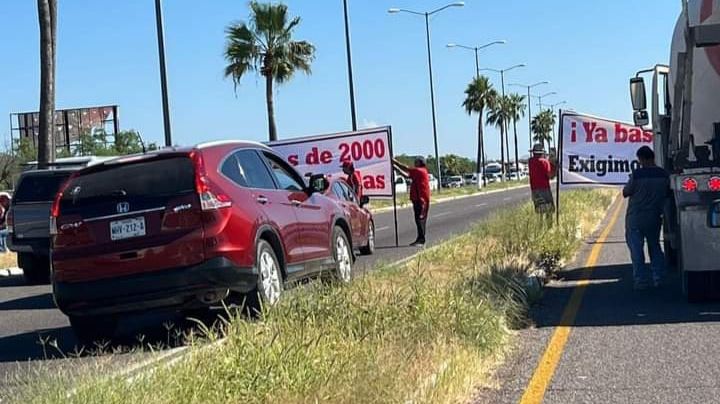 CFE: Residentes de terrenos bloquean bulevar de San Carlos  por falta de energía eléctrica