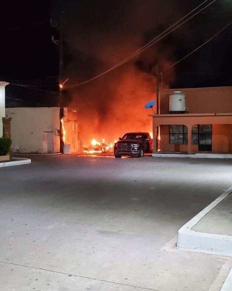 Rosario de Tesopaco prenden fuego a vehículos. Foto: Redes
