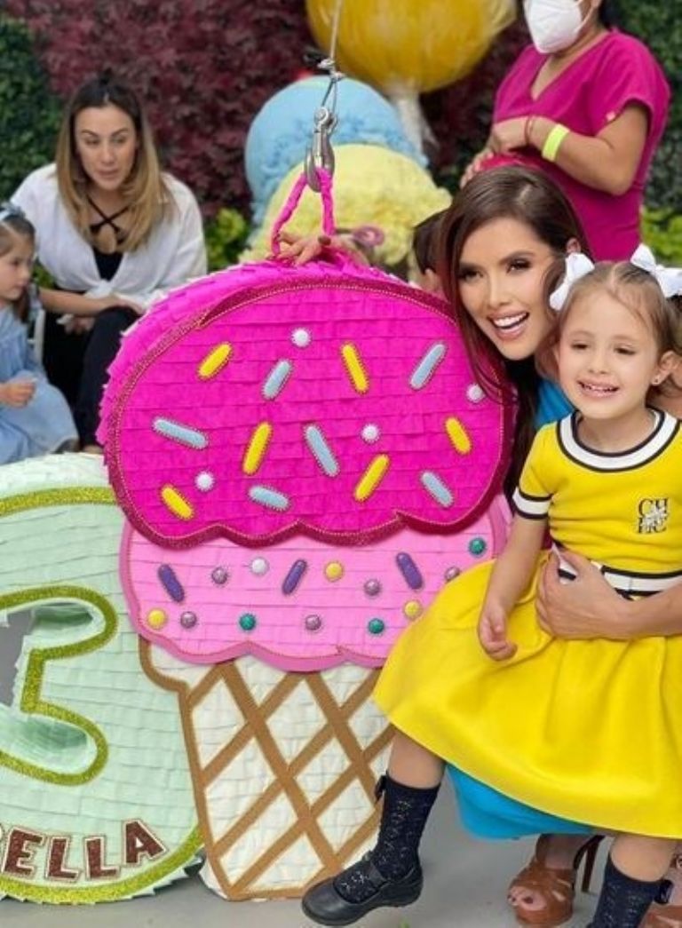 Marlene Favela y Bella Seely