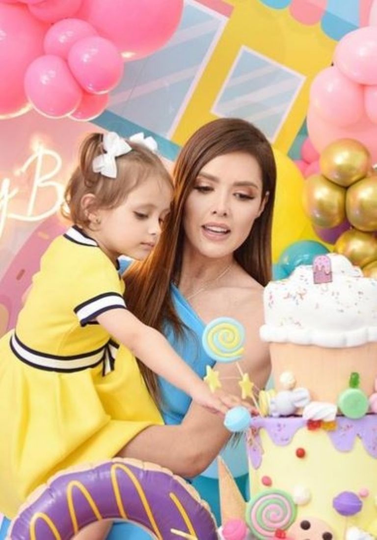 Marlene Favela y Bella Seely frente al pastel de cumpleaños