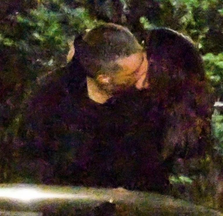 Emily Ratajkowi y Ozron se besan en Nueva York