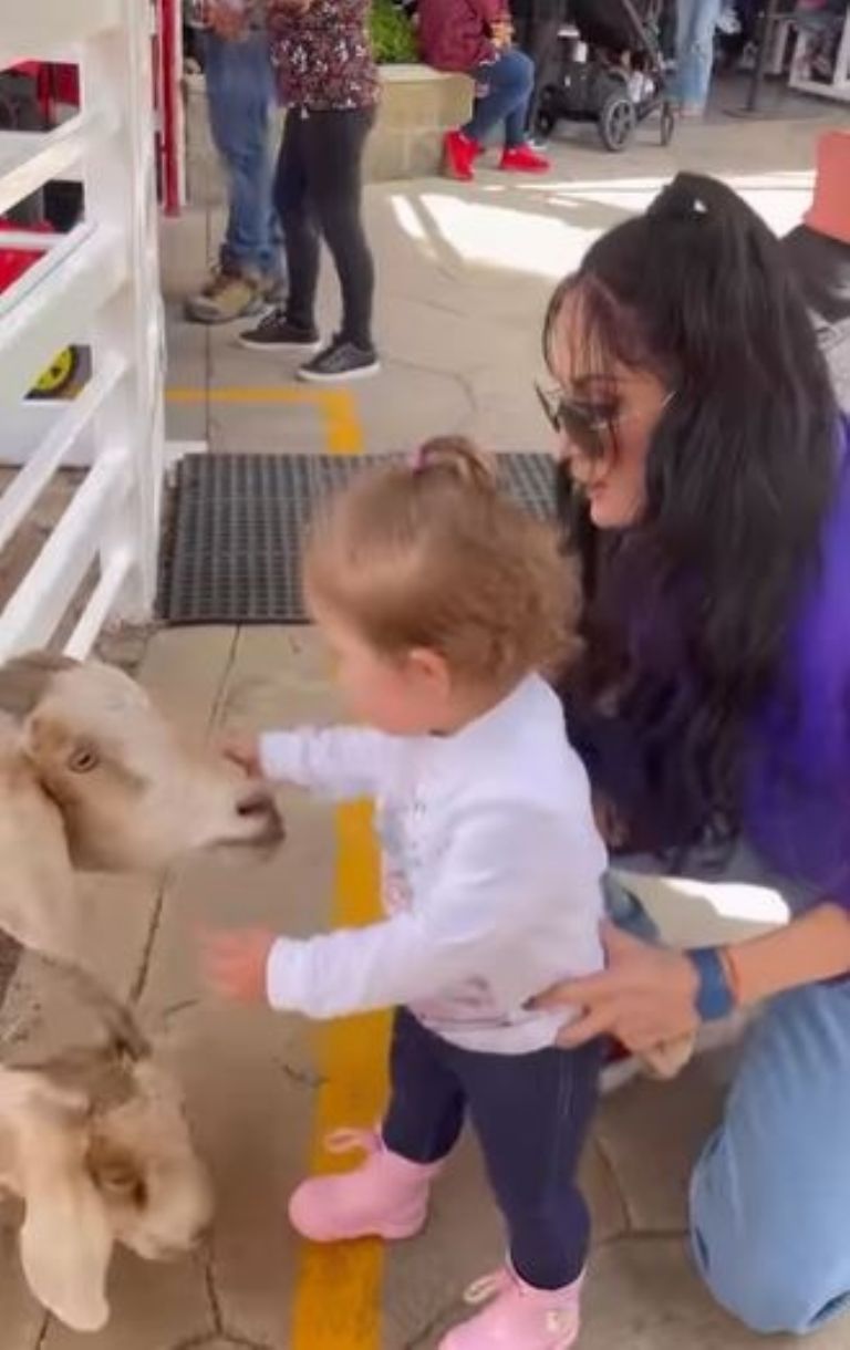 Joanna Vega-Biestro y su hija en una granja