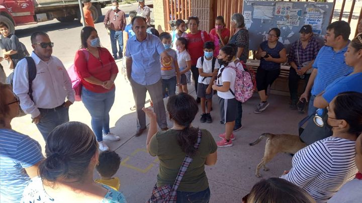 Ante amenaza de cerrar primaria con cadenas en Guaymas; delegación regional de SEC 'reacciona'