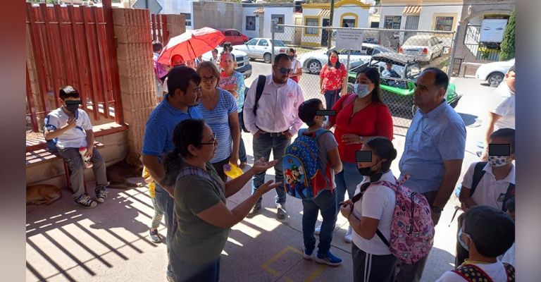 Ante amenaza de cerrar primaria con cadenas en Guaymas