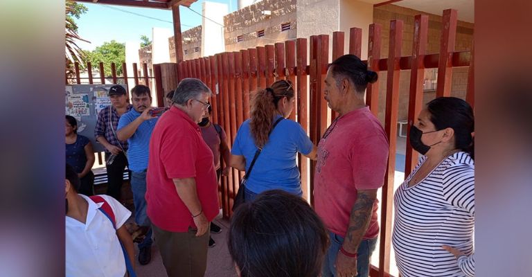 Ante amenaza de cerrar primaria con cadenas en Guaymas