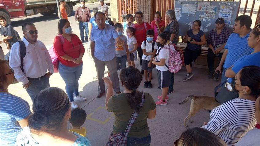 Ante amenaza de cerrar primaria con cadenas en Guaymas; delegación regional de SEC 'reacciona'
